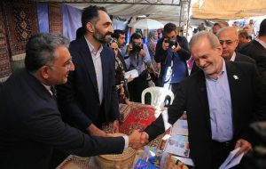 بازدید رئیس‌جمهور از غرفه شهر خلاق بندرعباس در جریان سفر به هرمزگان