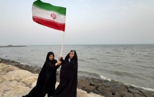 زنجیره انسانی «جان‌فدایان خلیج‌فارس» در بندرعباس