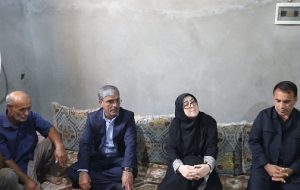 مهاجرانی با خانواده شهدای حمله جنایتکارانه آمریکا در بندر خمیر دیدار کرد