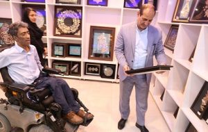 بازدید نماینده معاون وزیر از فروشگاه و نمایشگاه دائمی صنایع دستی افراد دارای معلولیت در بندرعباس
