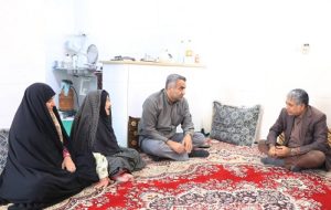 مدیرکل کتابخانه‌های عمومی هرمزگان با خانواده شهید حسین لشتغانی‌پور دیدار کرد