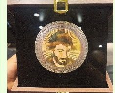 نشان ملی سردار شهید جهان آراجایزه برگزیده بخش مقاومت و ایثارسال۱۴۰۴ نمایش دژاوو را تقدیم خواهر شهیداحمد دیداری کردم