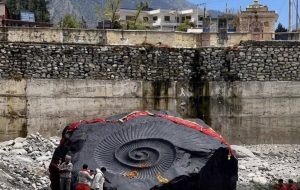 کشف سنگ ۱۷۰ میلیون ساله  بعد از سیل وحشتاک نپال؛ غول ۳۰ تنی شالیگرام